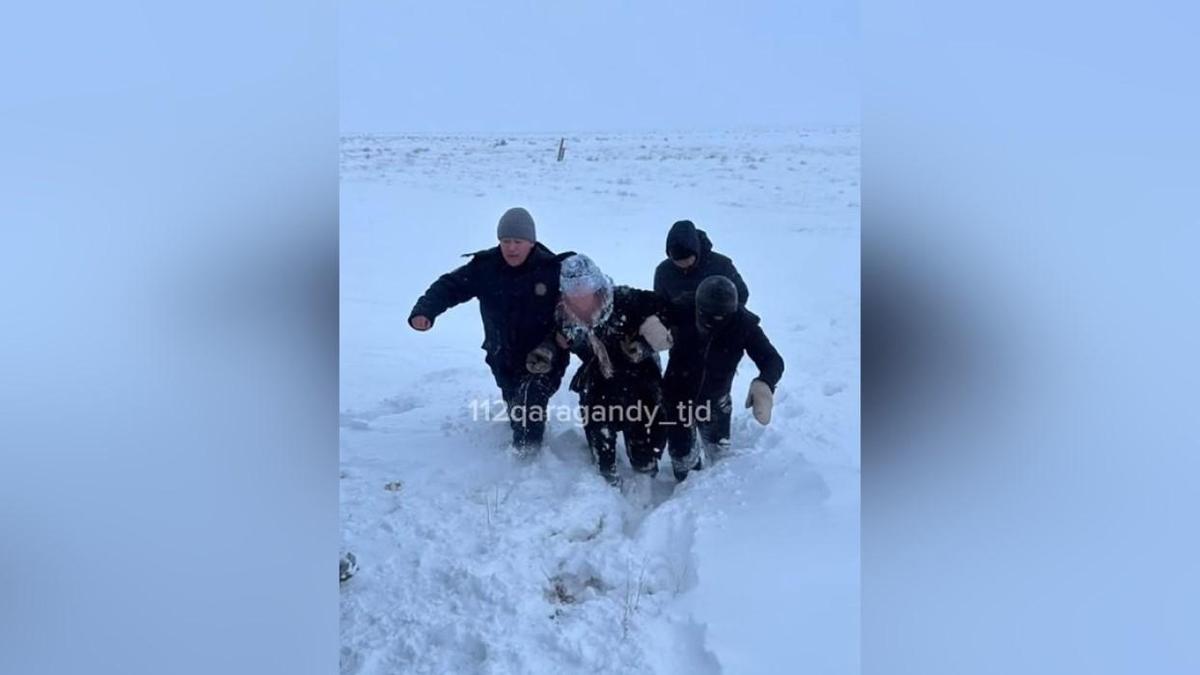 Спасатели нашли женщину с ребенком в заснеженной степи