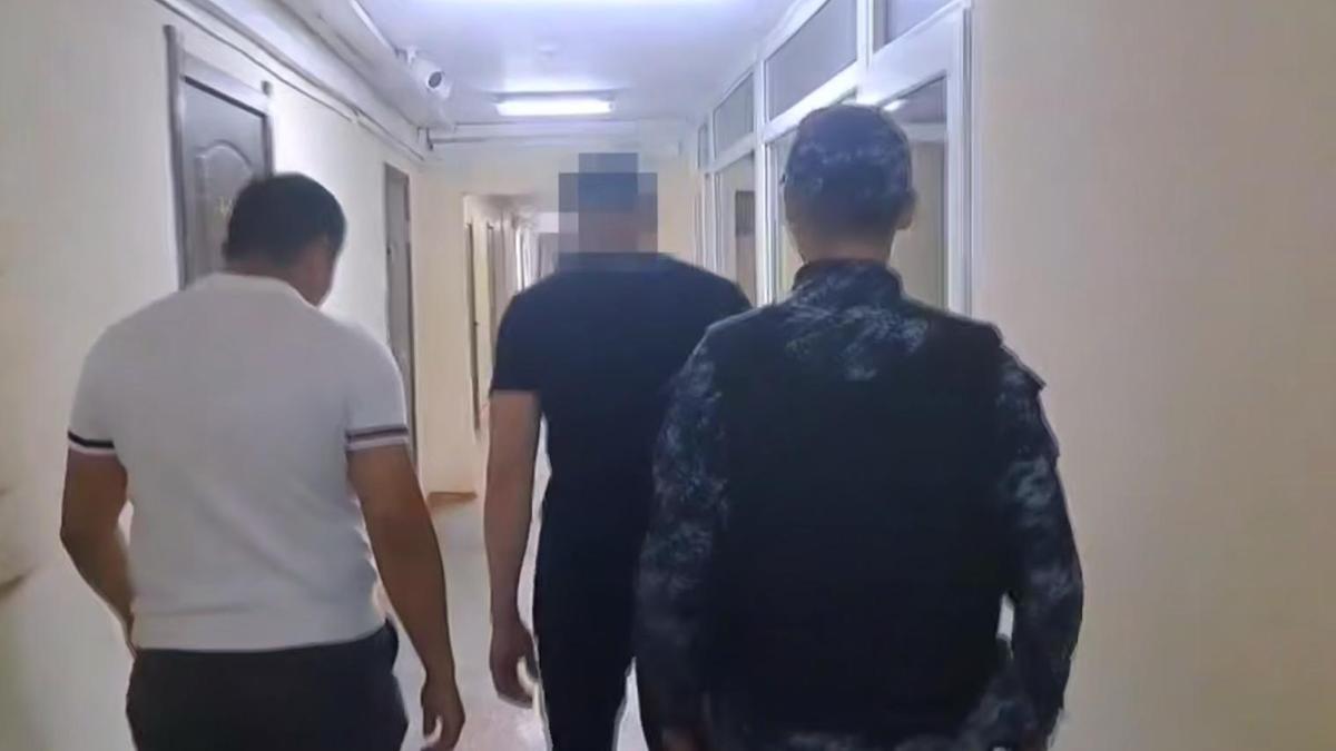 Полицейские ведут задержанного Полицейские ведут задержанного