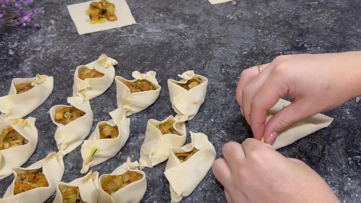 На рабочей поверхности формируют заготовки пельменей гедза