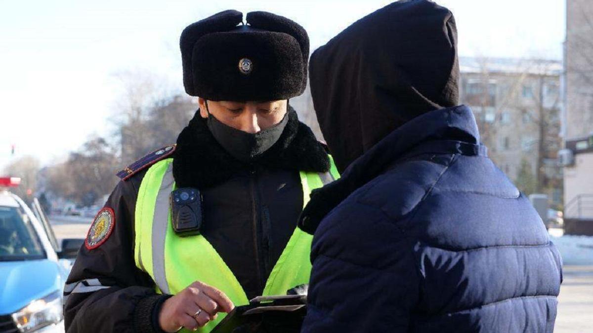 Полицейский проверяет документы