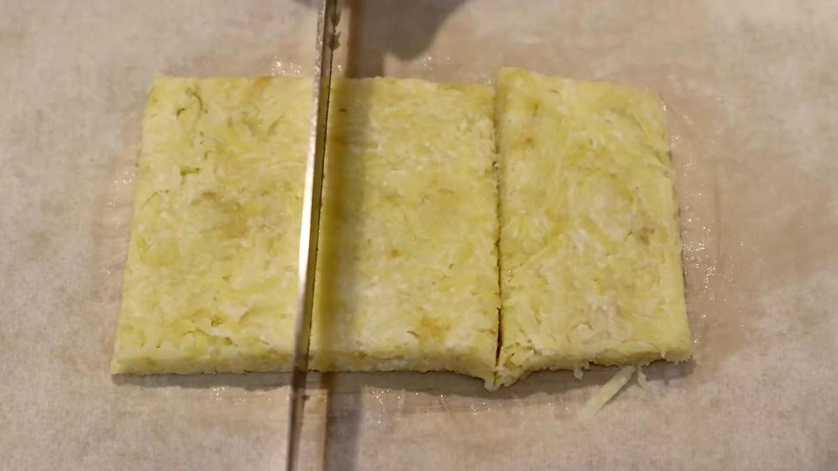 Картофельную массу для хашбрауна нарезают на порции