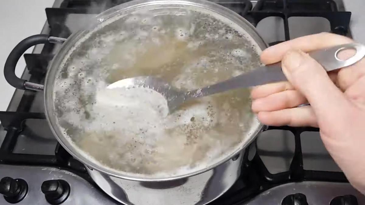 Удаление пены с бульона шумовкой