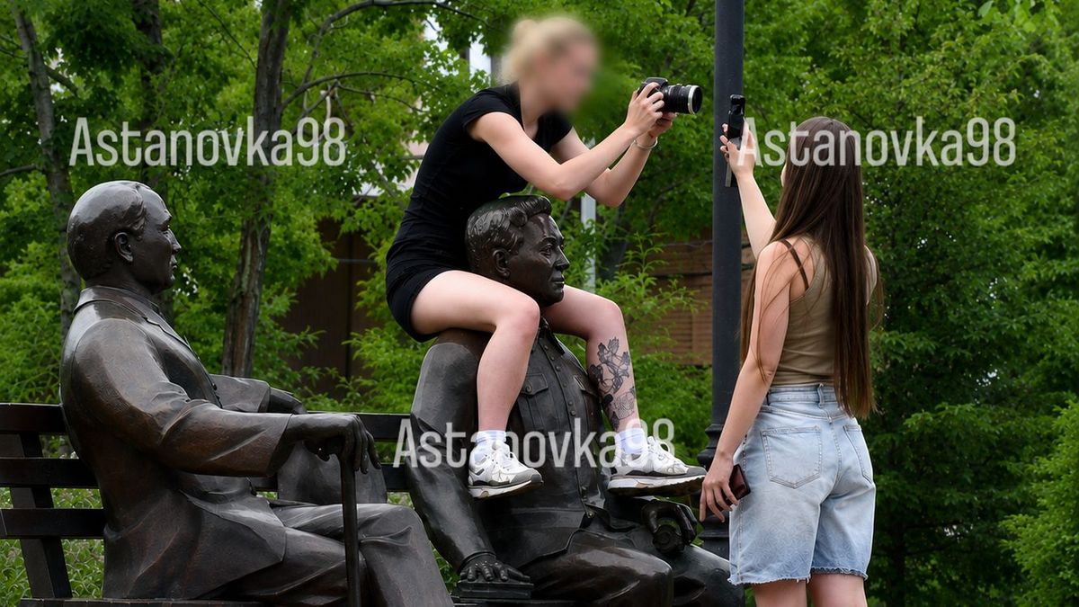Девушка залезла на памятник в Астане
