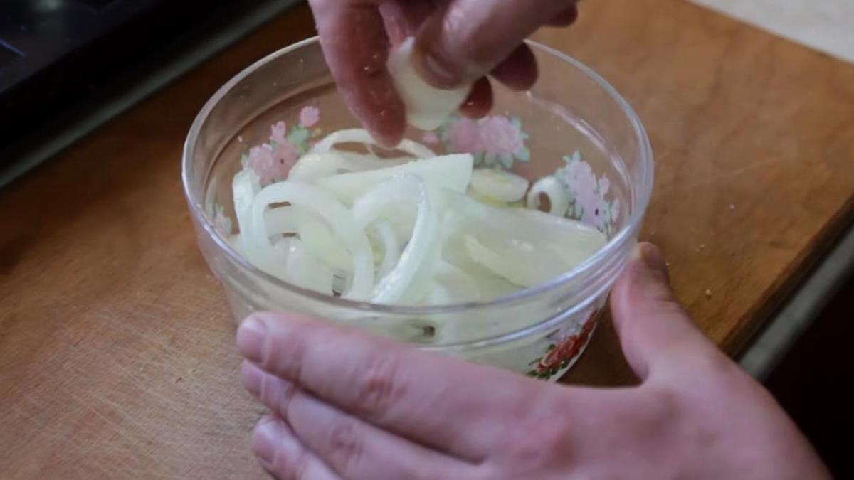 Лук смешивается с солью сахаром и уксусом