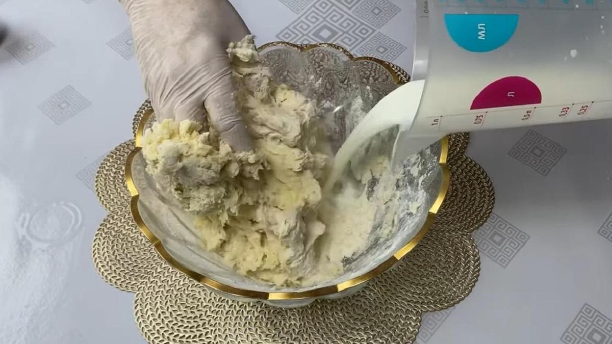 Рукой замешивают тесто на молоке