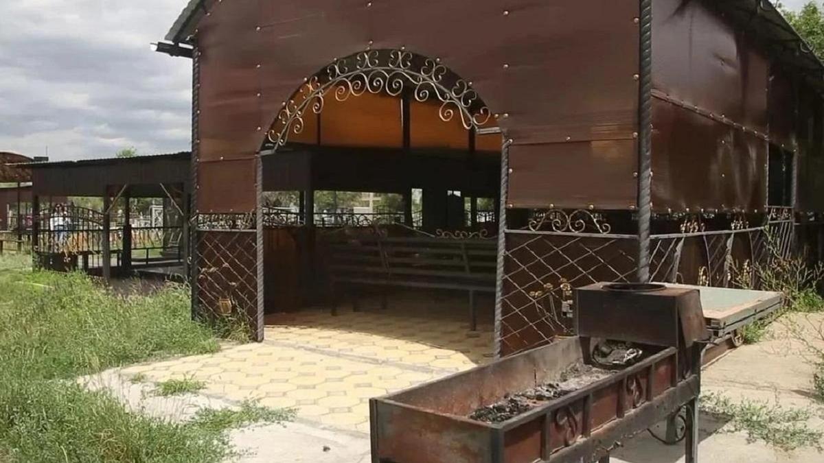 Зираттағы мангал. Зираттағы мангал.