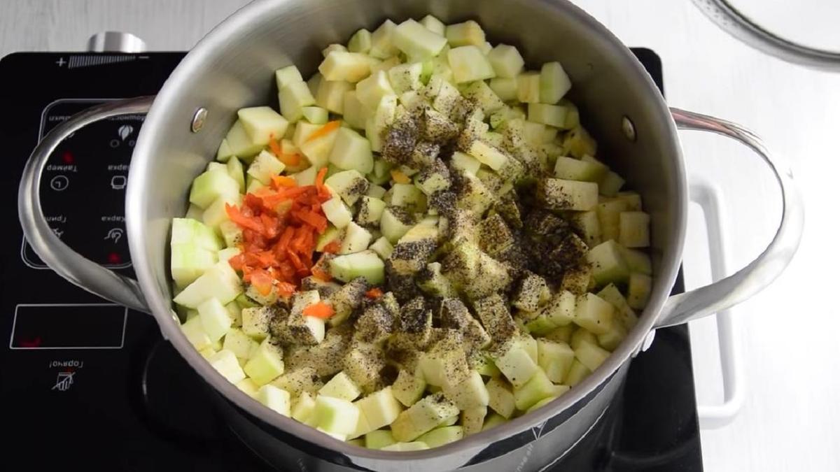 Тушение кабачков с томатом морковью и луком