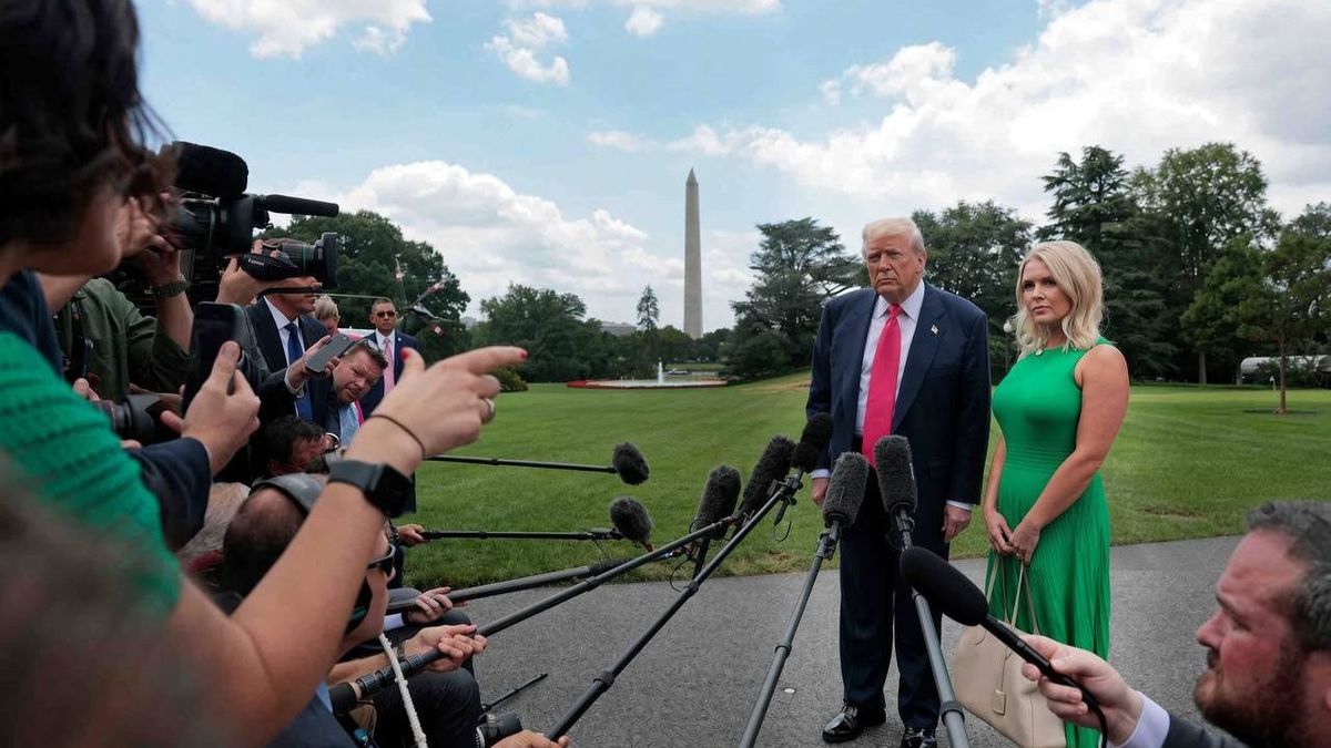 Дональд Трамп и Кэролайн Левитт