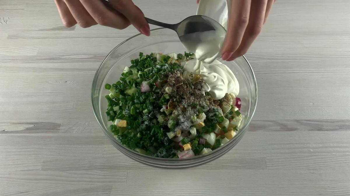 Заправка окрошки сметаной и специями