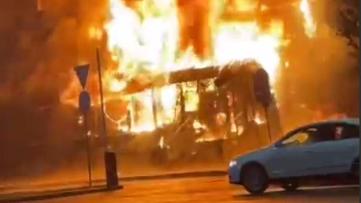 Горит кафе и обшивка дома