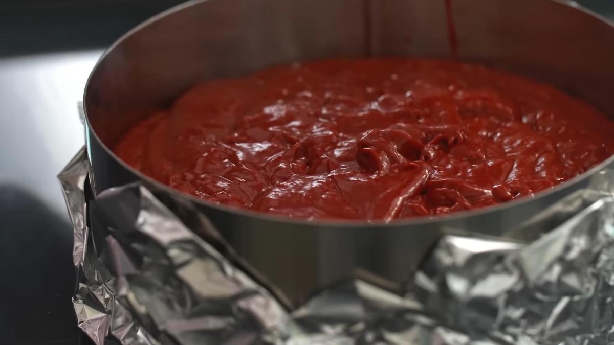 Тесто для торта «Красный бархат» в форме для выпечки