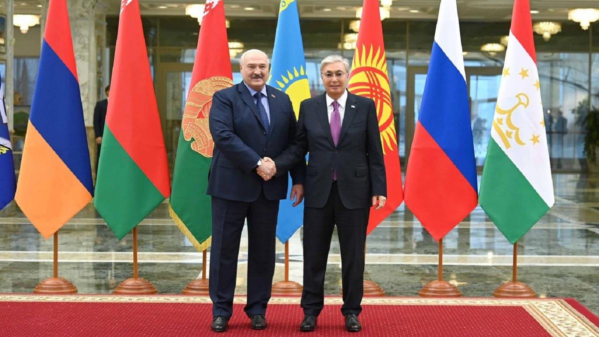 Қасым-Жомарт Тоқаев пен Александр Лукошенко Қасым-Жомарт Тоқаев пен Александр Лукошенко