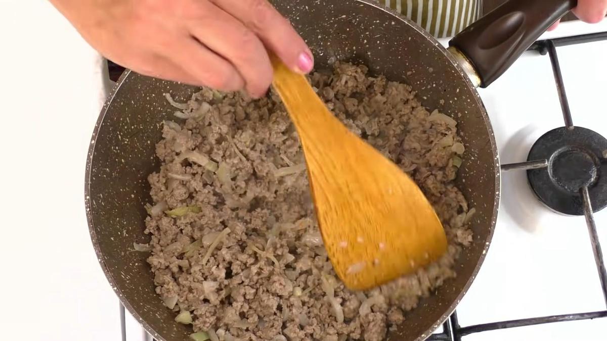 Мясной фарш перемешивают лопаткой на сковороде