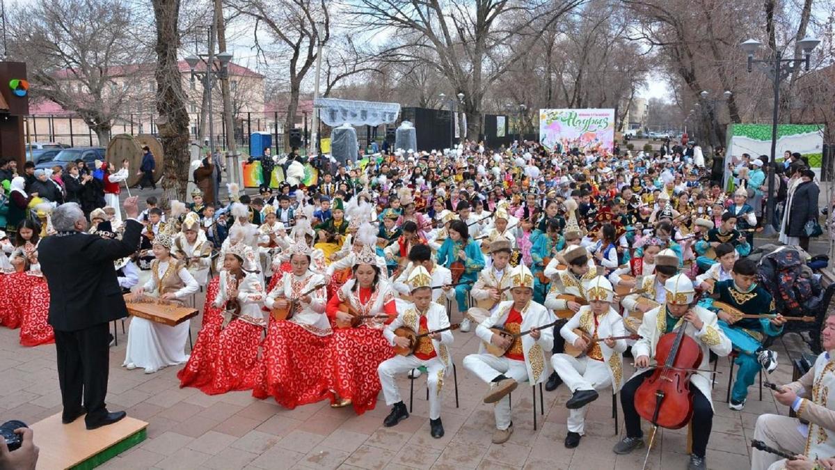 Домбыра тартып отырған оқушылар Домбыра тартып отырған оқушылар