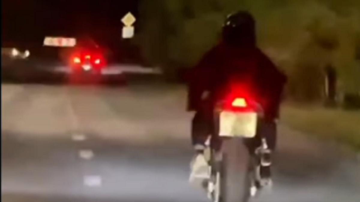 Мотоциклист пытается скрыться от полиции