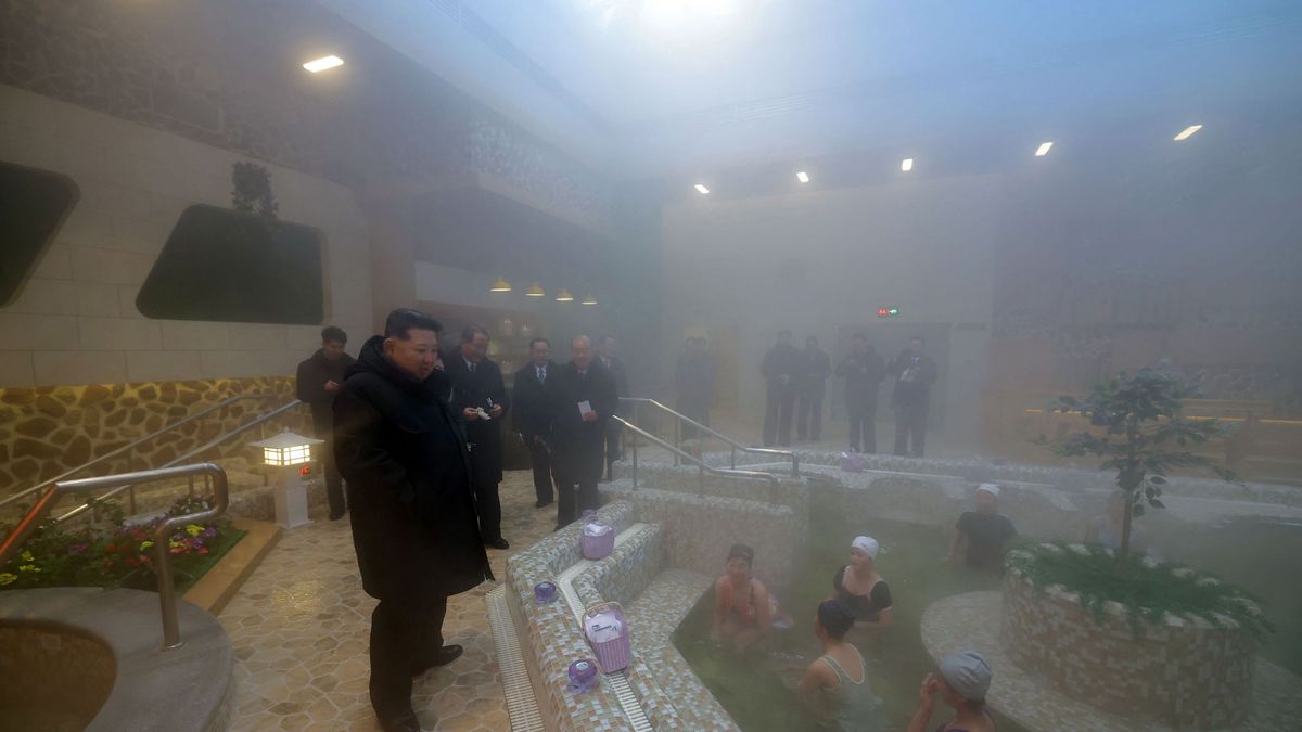 Ким Чен Ын во время открытия центра