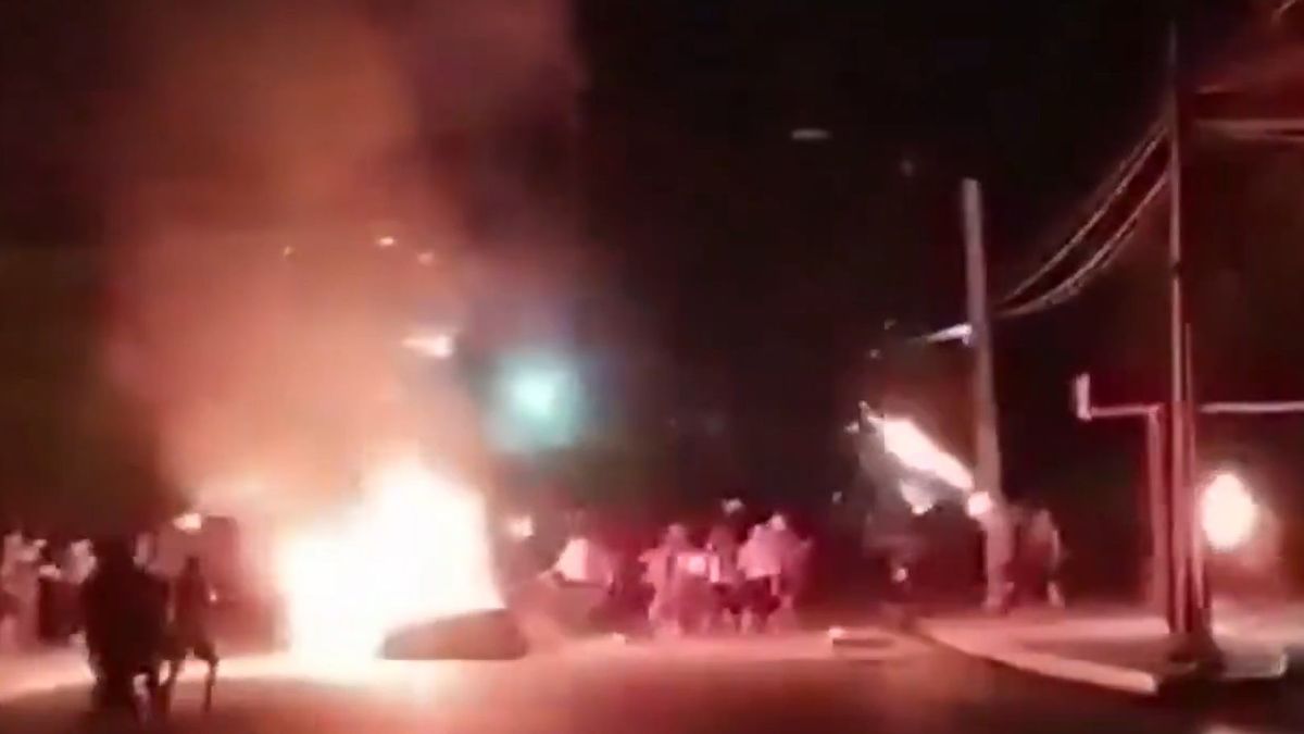 Пожар перед зданием Компартии на Кубе