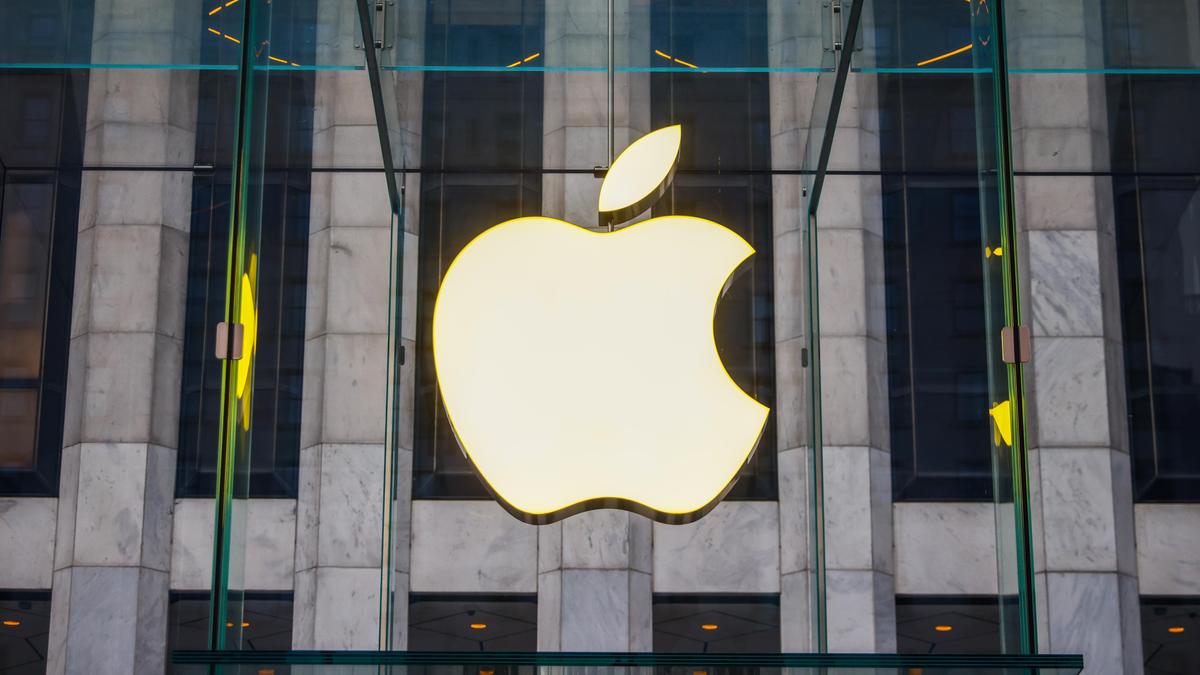 Логотип Apple на здании