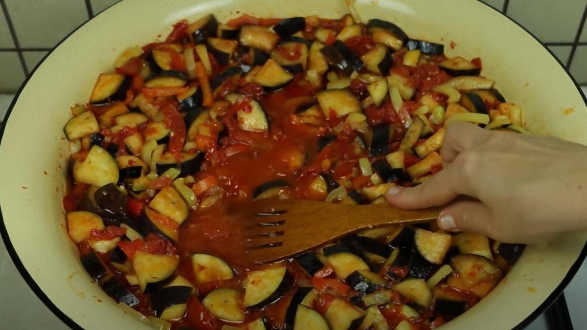 Овощи мешают лопаткой в миске