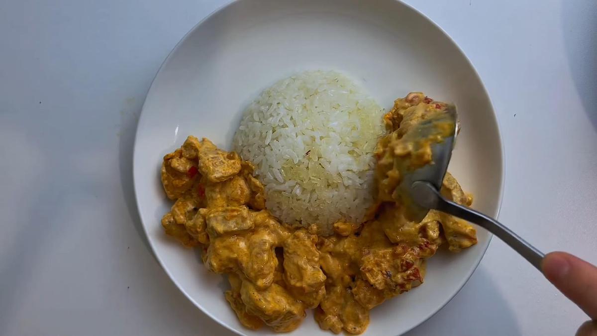 Сервировка курицы в сливках с гарниром из риса