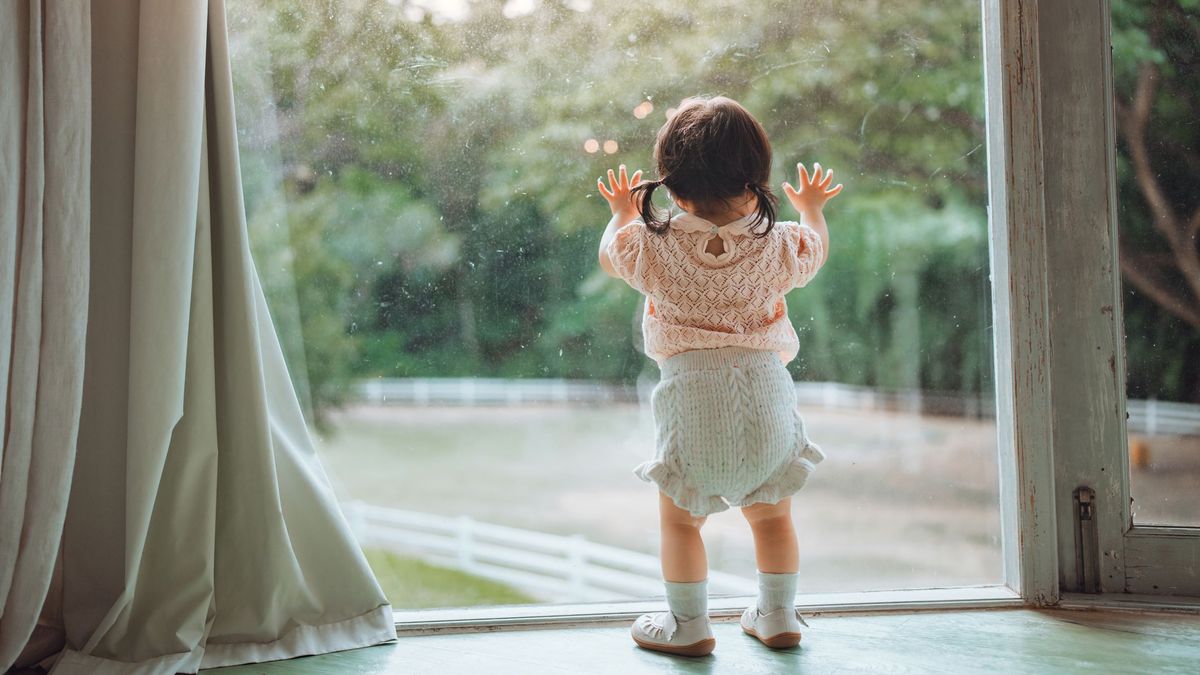 Ребенок смотрит в окно