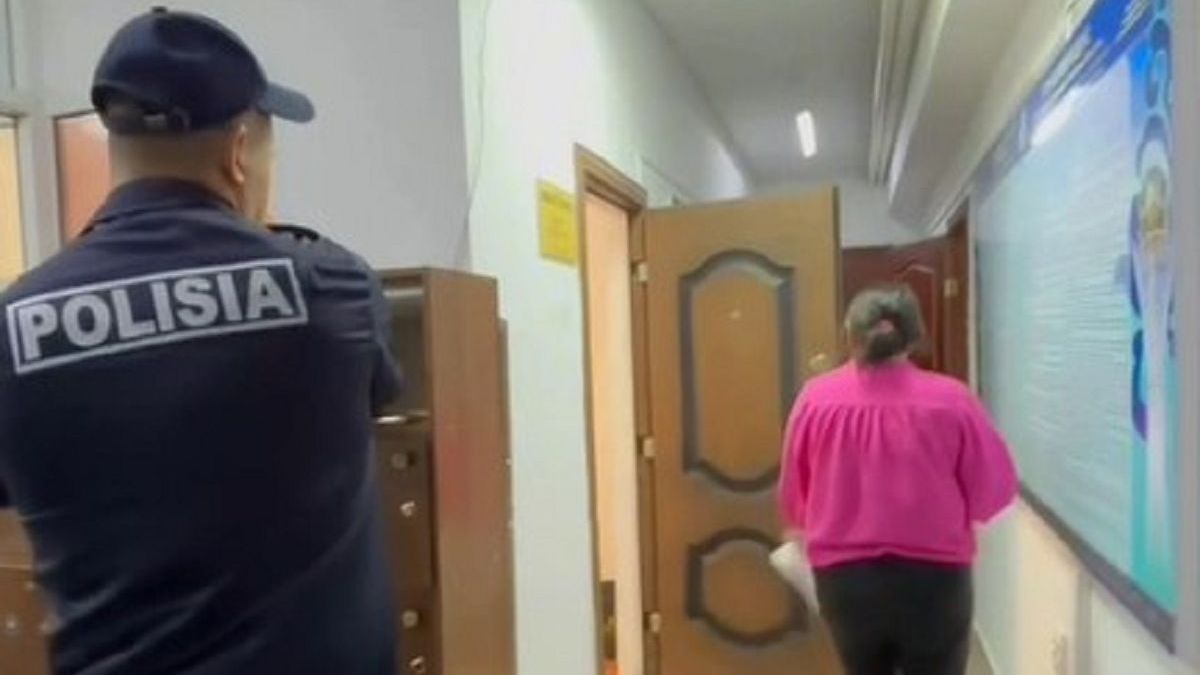 Женщина в полиции