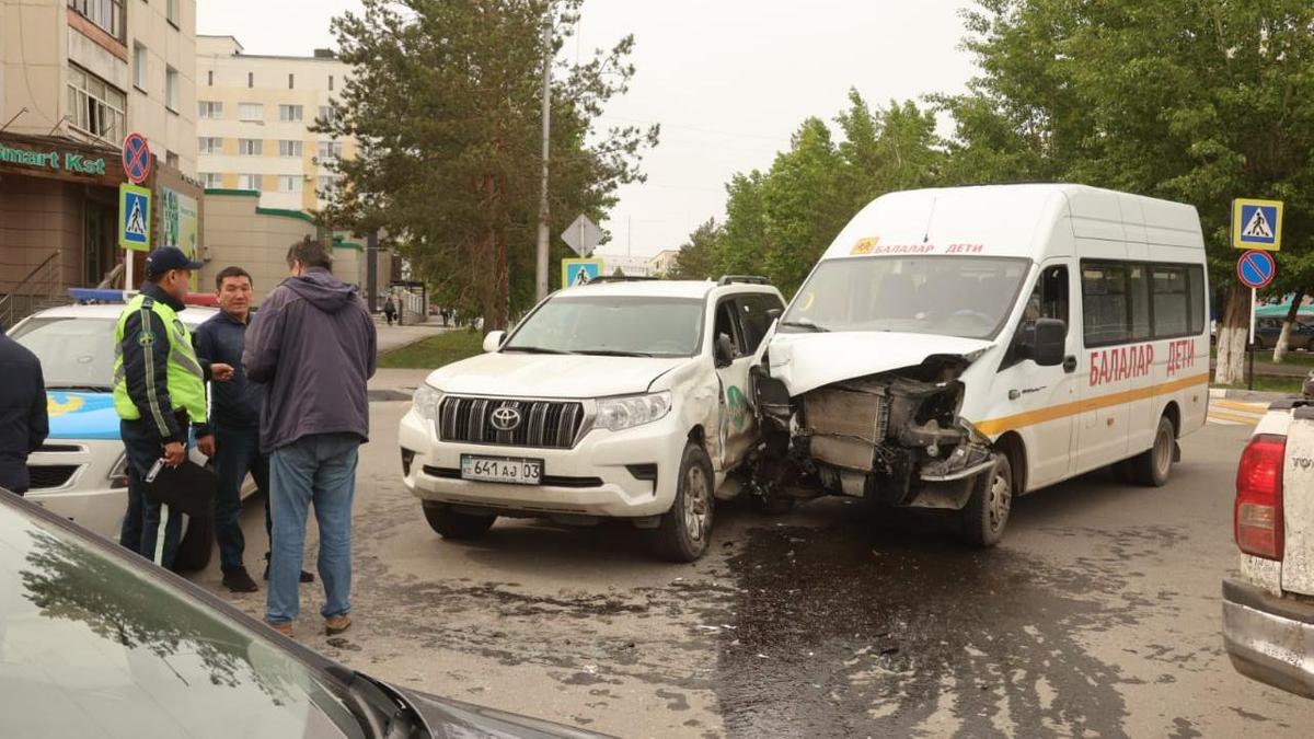 Микроавтобус столкнулся с внедорожником