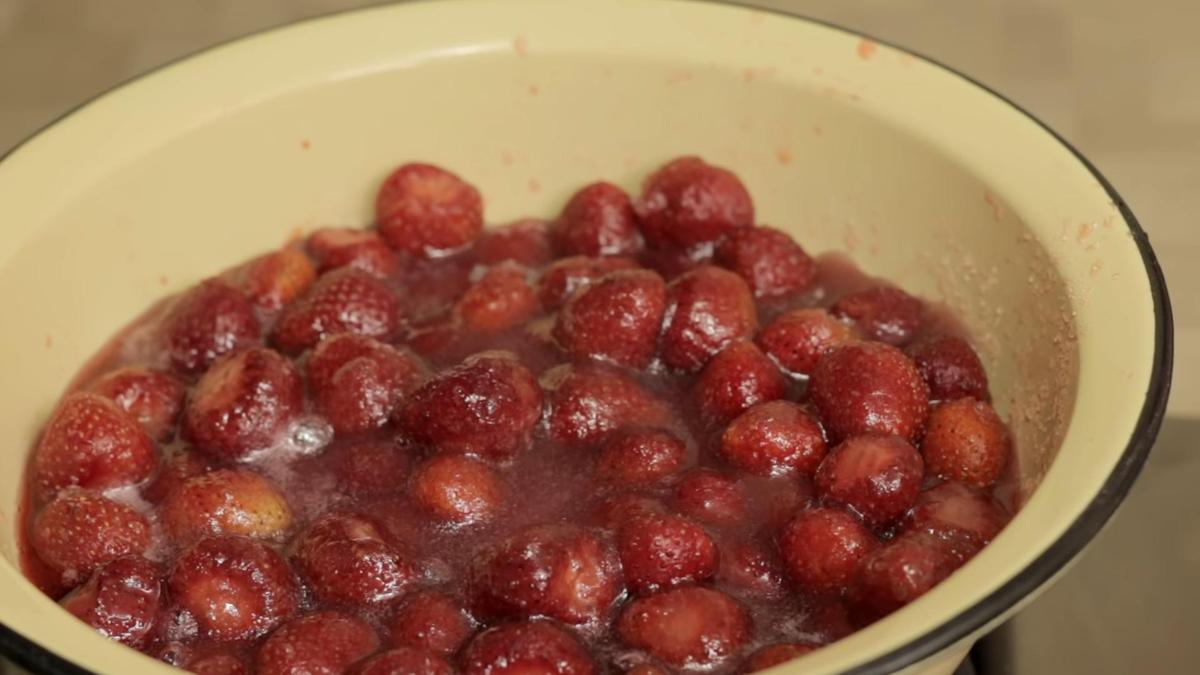 Клубника залита сиропом в эмалированной миске