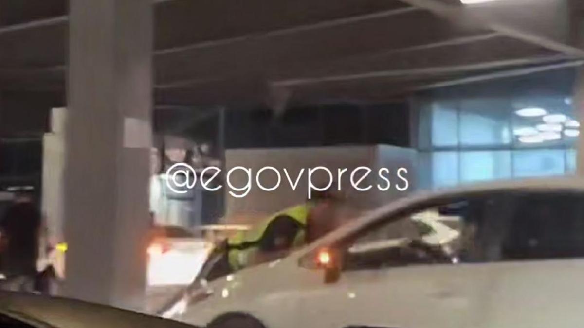 Полицейский на капоте авто
