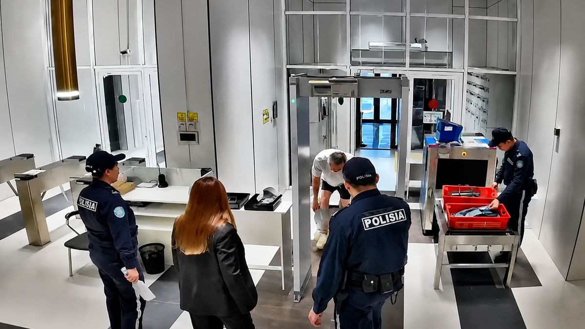 Мужчина снял штаны в здании