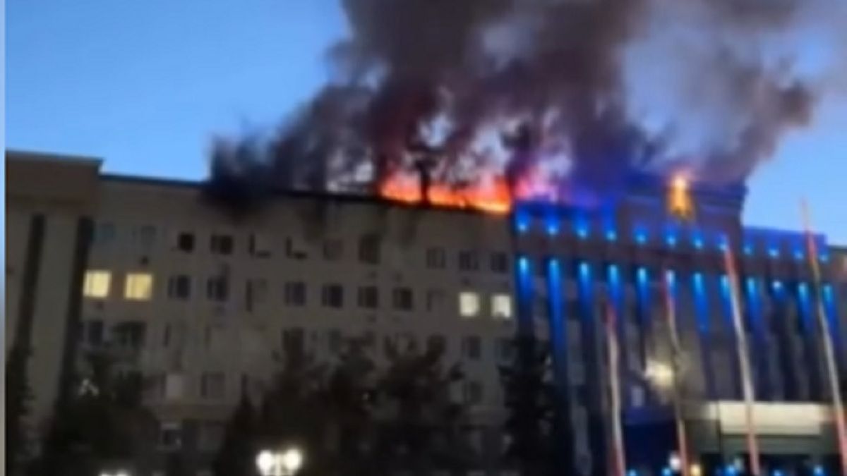Горящее здание акимата Актюбинской области