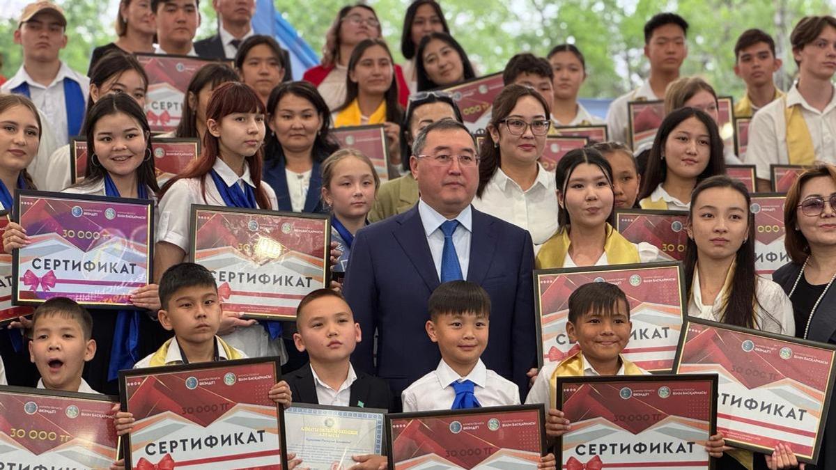 Марат Султангазиев на встрече с одаренными школьниками в Конаеве Марат Султангазиев на встрече с одаренными школьниками в Конаеве