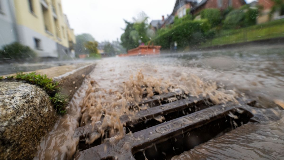 Вода стекает в ливневку