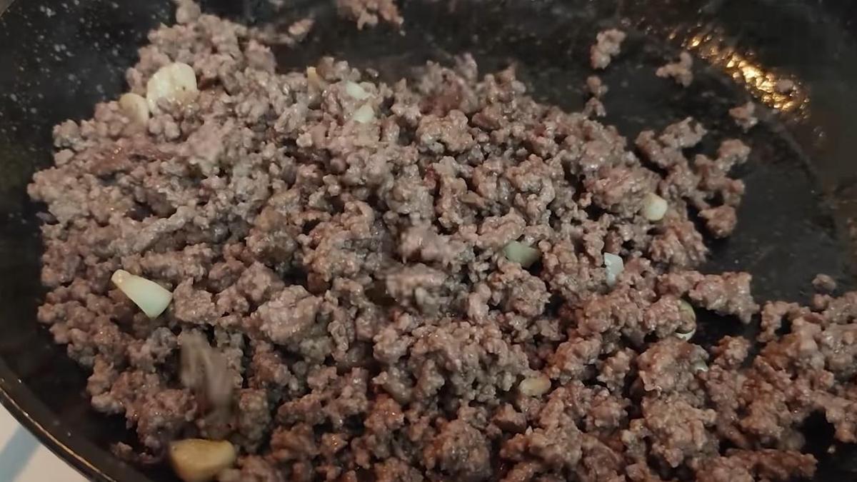Обжарка фарша с чесноком