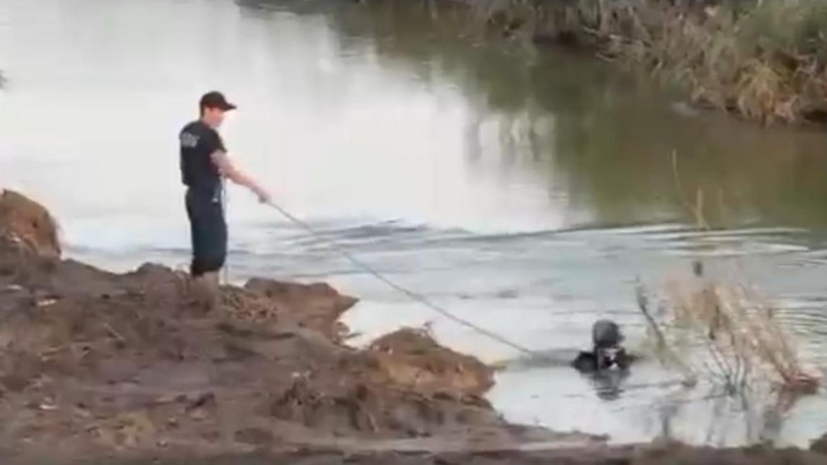 Водолазы работают на месте трагедии