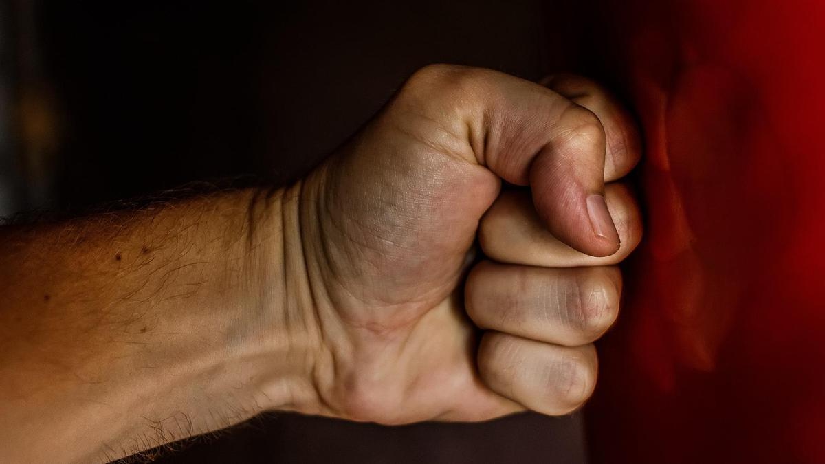 Удар кулаком