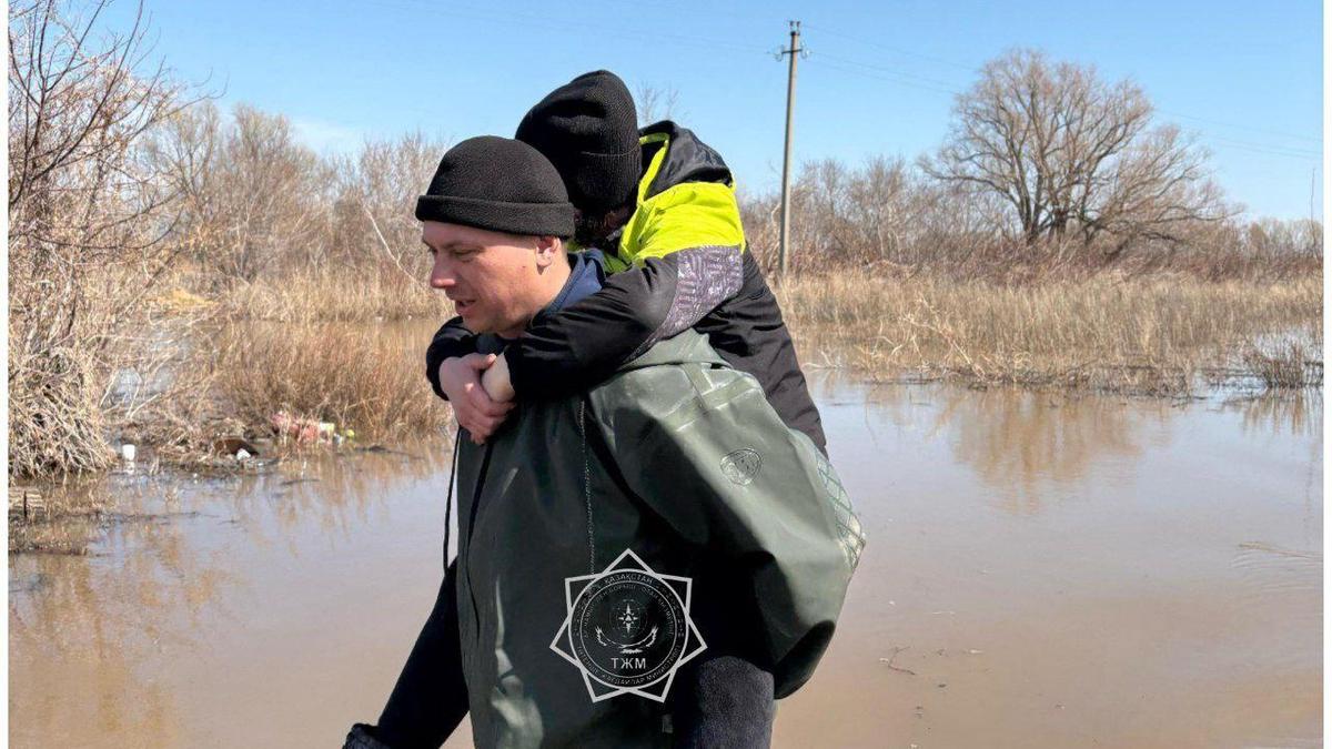 Құтқарушылардың тұрғындарды қауіпсіз жерге көшіру сәті Құтқарушылардың тұрғындарды қауіпсіз жерге көшіру сәті