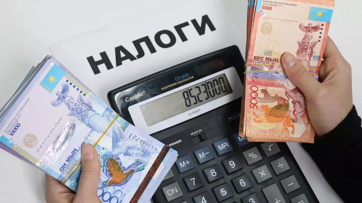 Человек считает деньги