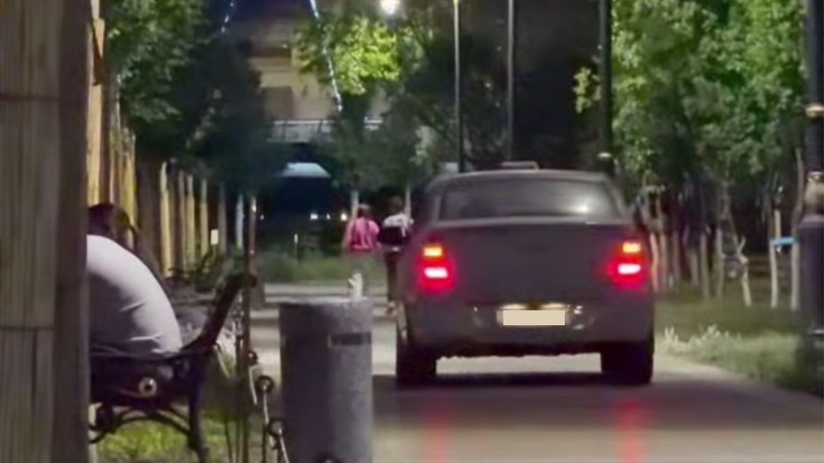 Автомобиль едет по тротуару