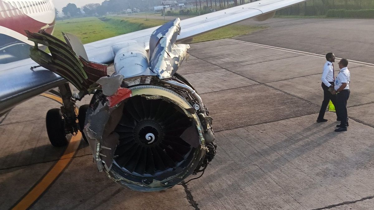 Самолет после приземления