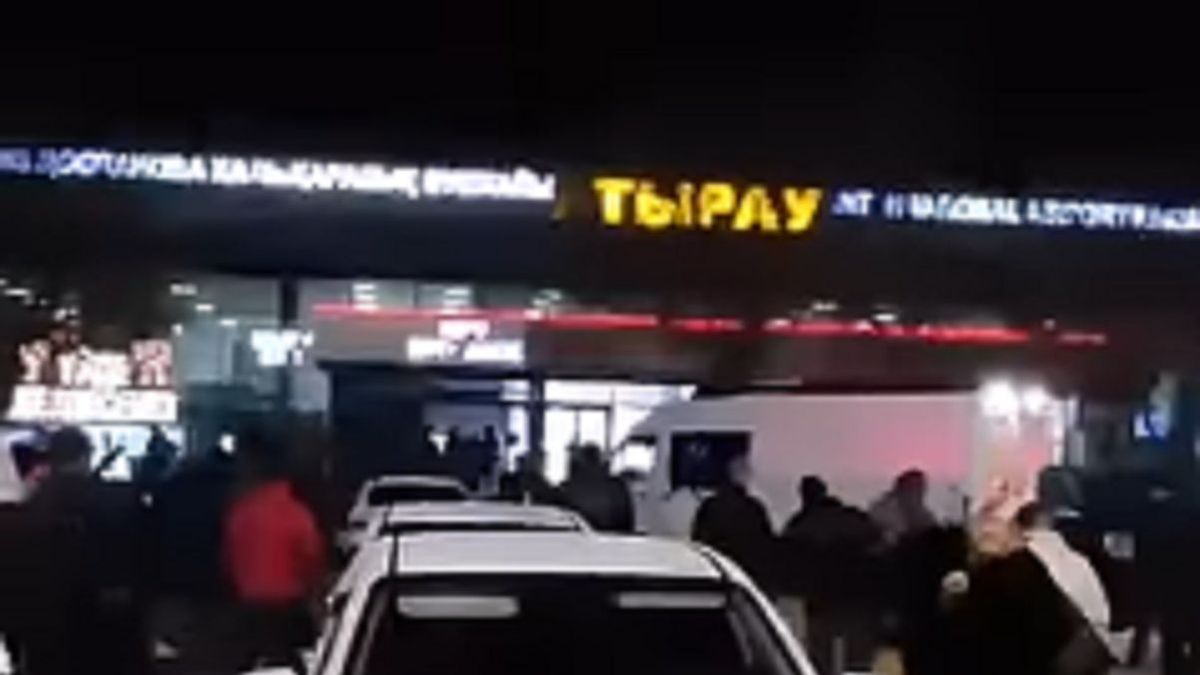 Эвакуированные люди около аэропорта