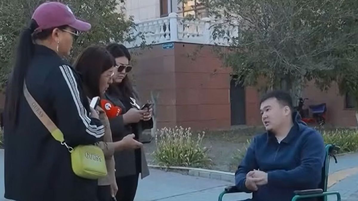 Пострадавший мужчина с журналистами