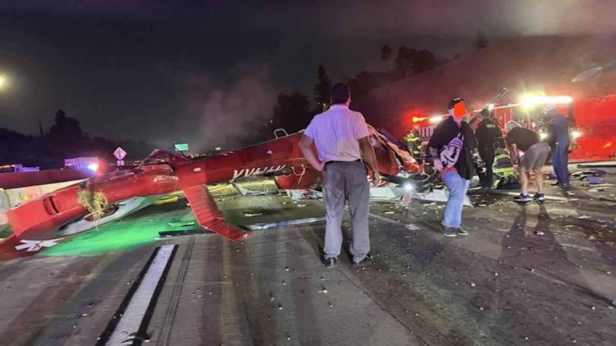 Вертолет рухнул на трассу