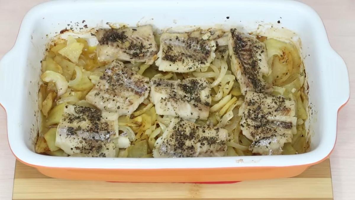 Минтай в духовке с картофелем: рецепт сочного и вкусного блюда