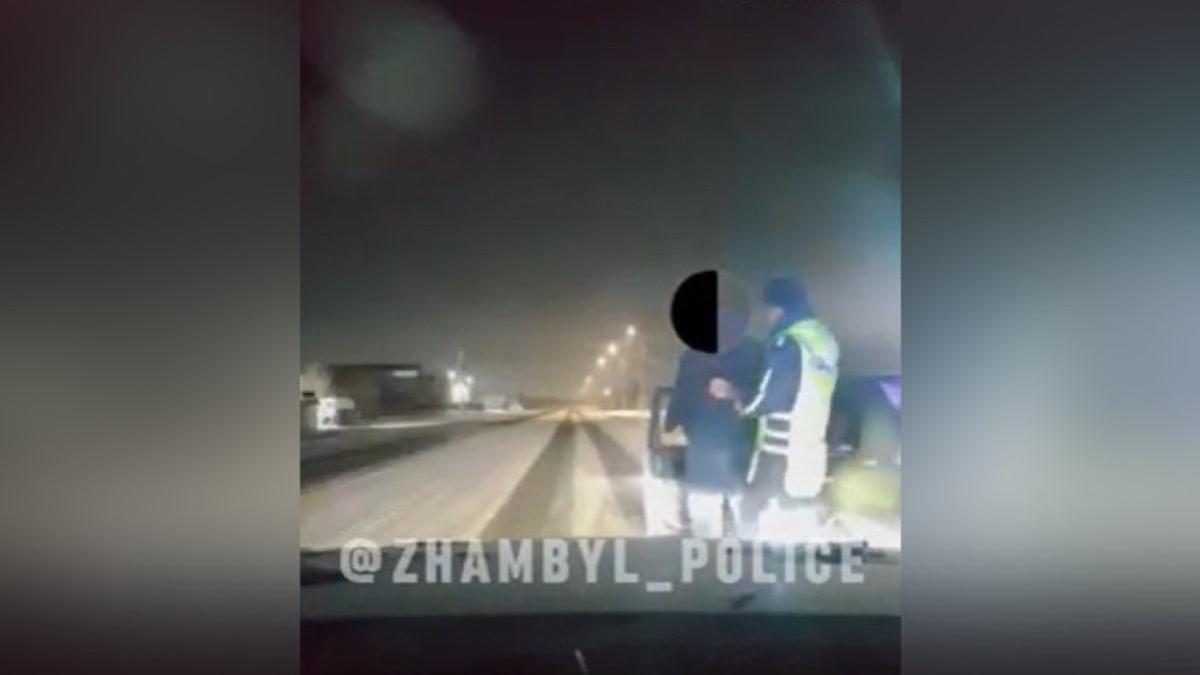 Полицейские остановили водителя на дороге в Таразе Полицейские остановили водителя на дороге в Таразе