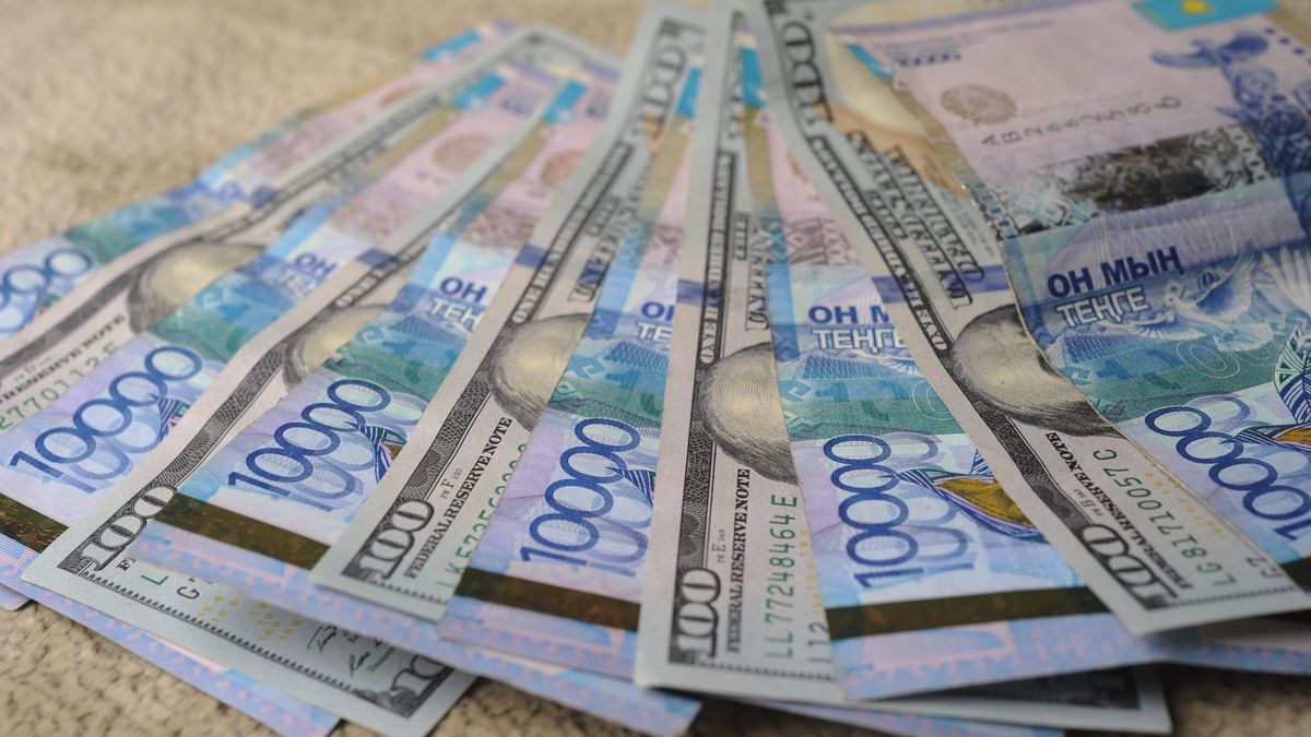 Десятитысячные и стодолларовые купюры