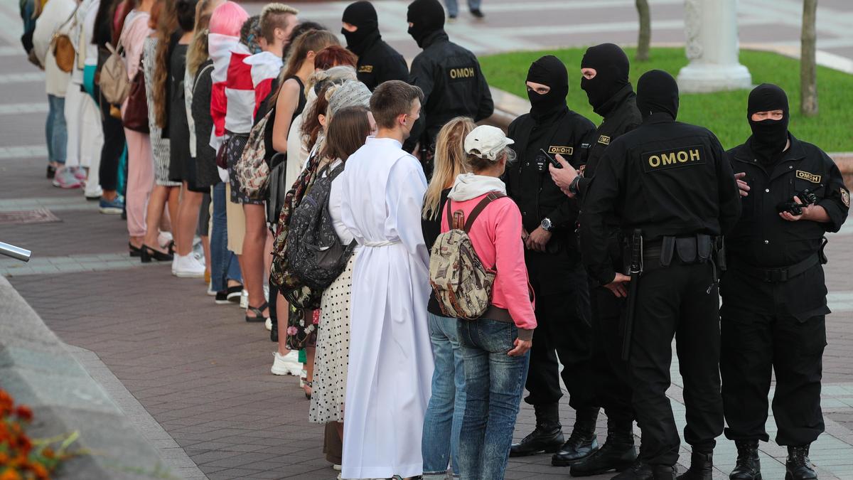 Мирные жители против омоновцев