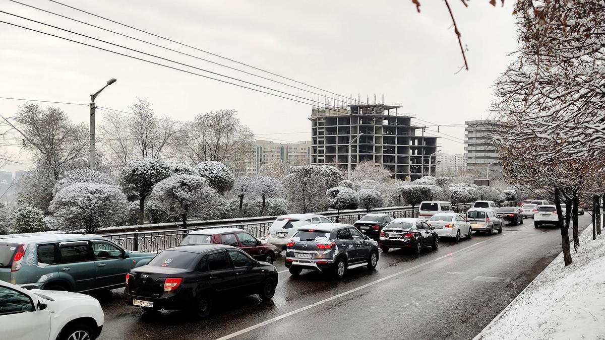 Автомобили стоят в пробке на дороге в Алматы