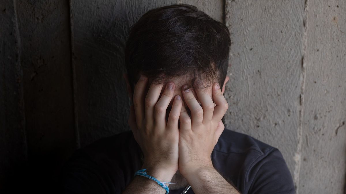 Парень закрыл лицо руками