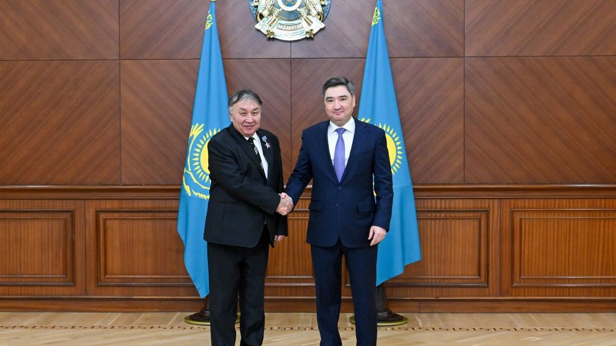 Бектенов награждает энергетиков